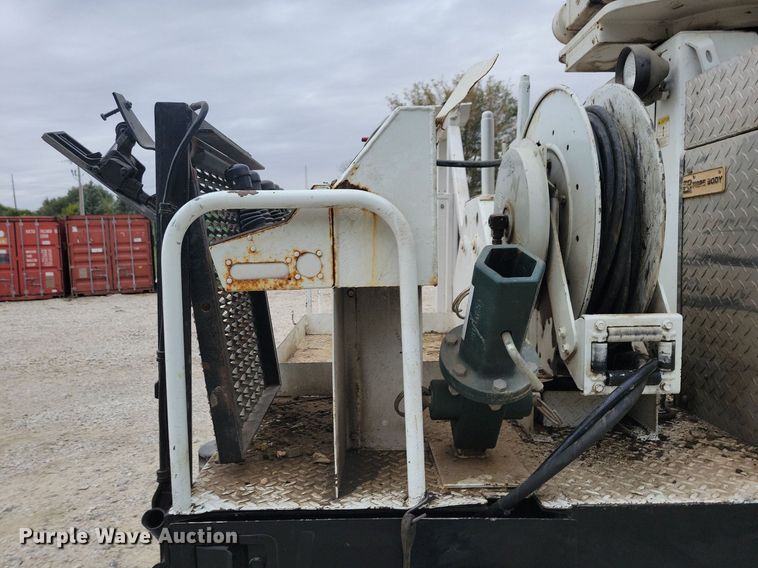 image for item LO9831 2001 International 4800  digger derrick truck