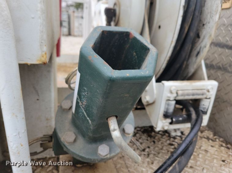 image for item LO9831 2001 International 4800  digger derrick truck