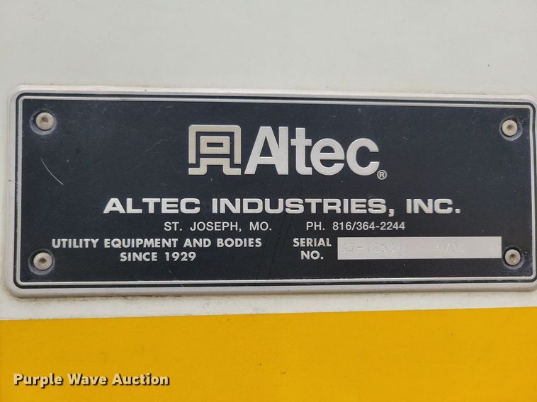 image for item LO9831 2001 International 4800  digger derrick truck