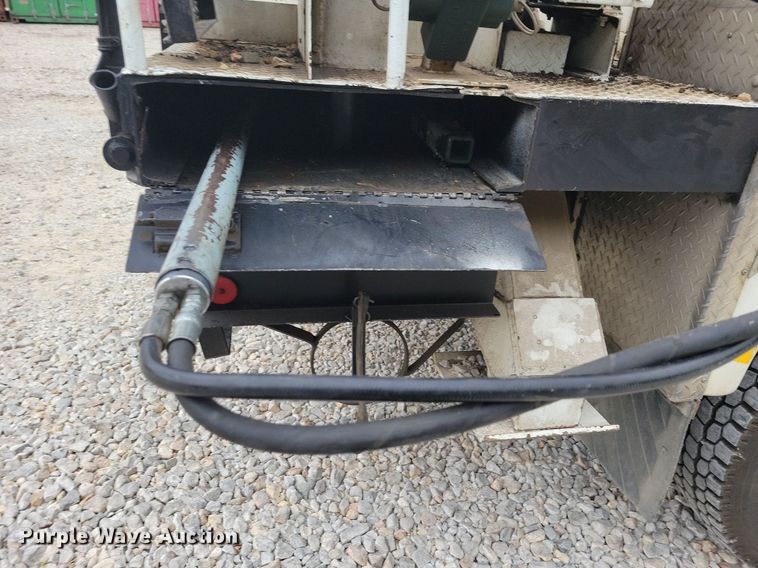 image for item LO9831 2001 International 4800  digger derrick truck