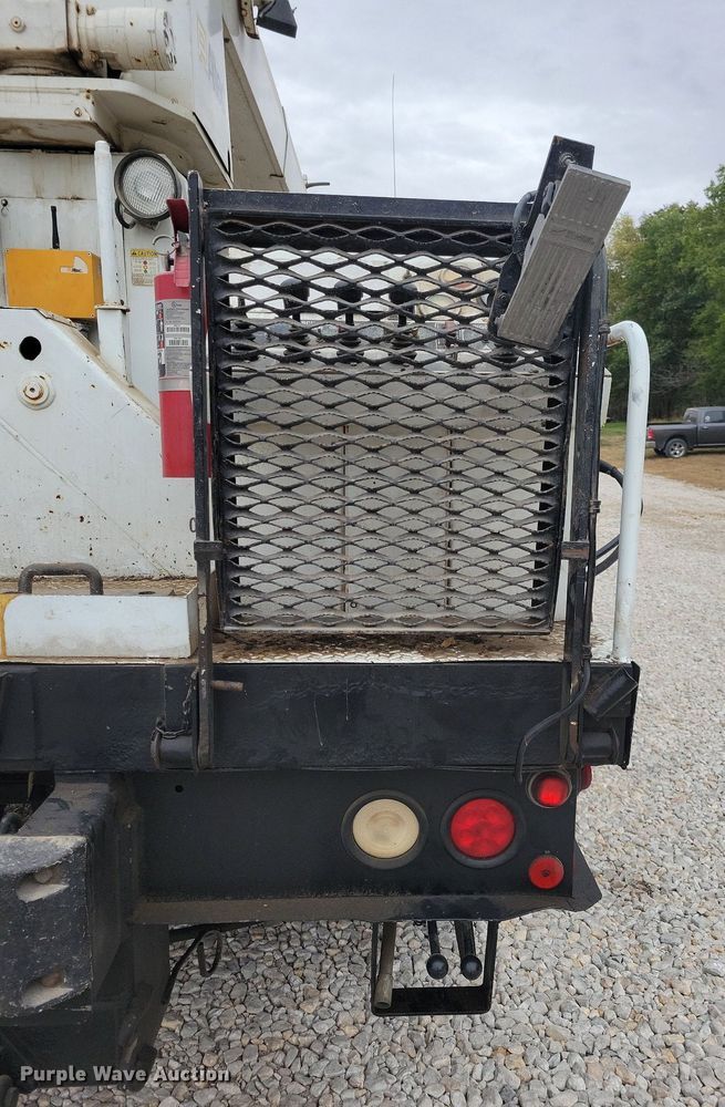 image for item LO9831 2001 International 4800  digger derrick truck