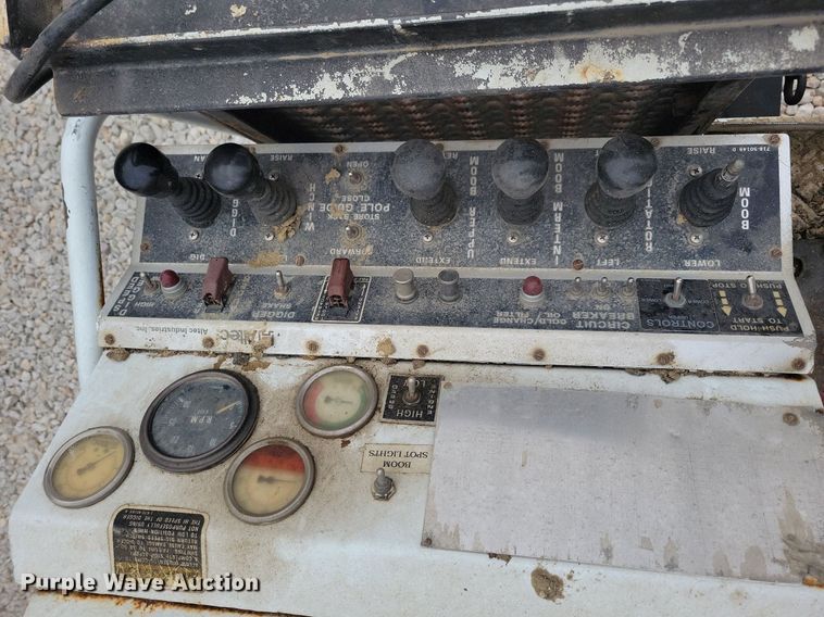 image for item LO9831 2001 International 4800  digger derrick truck