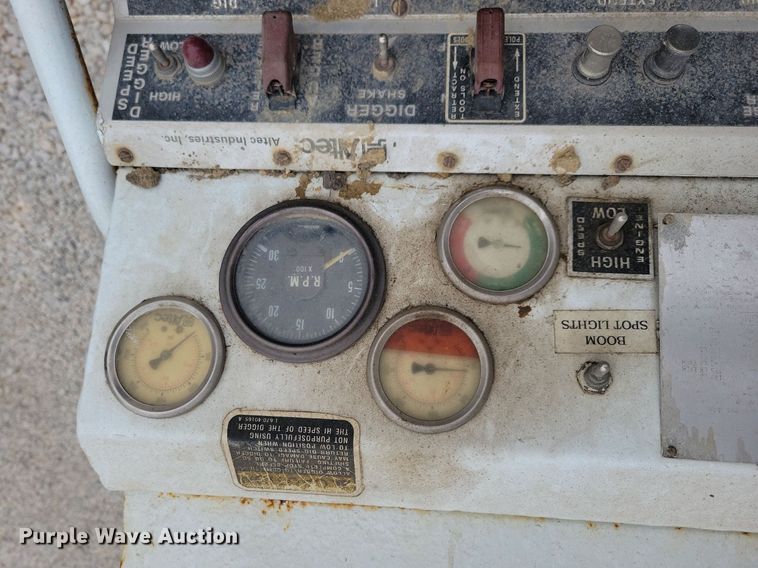 image for item LO9831 2001 International 4800  digger derrick truck