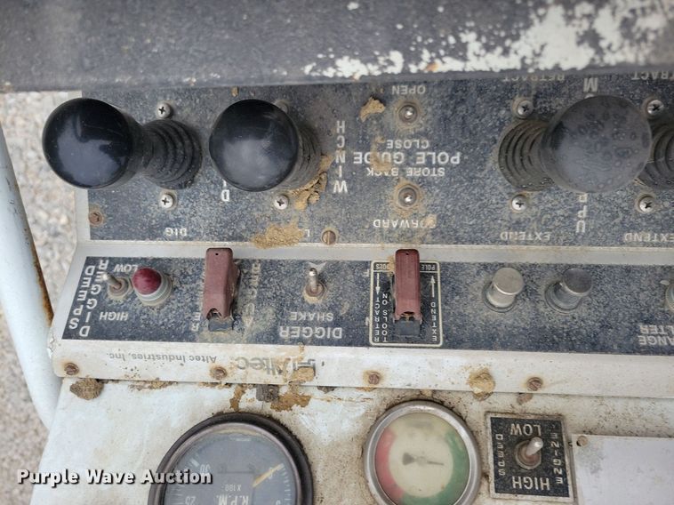 image for item LO9831 2001 International 4800  digger derrick truck