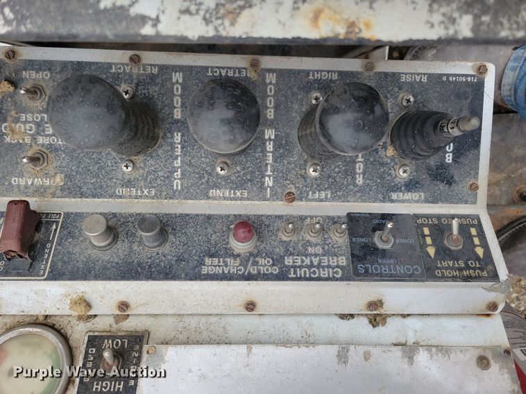 image for item LO9831 2001 International 4800  digger derrick truck