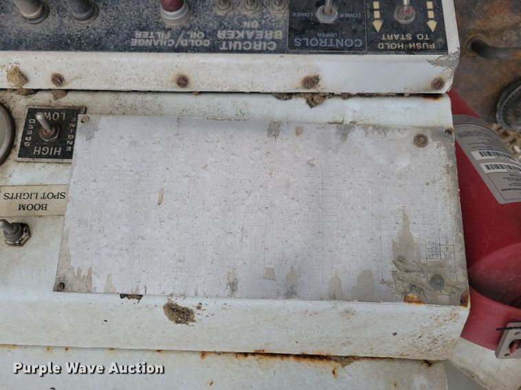 image for item LO9831 2001 International 4800  digger derrick truck