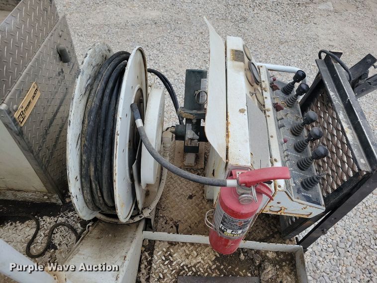 image for item LO9831 2001 International 4800  digger derrick truck