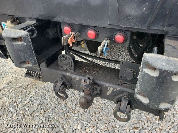 image for item LO9831 2001 International 4800  digger derrick truck