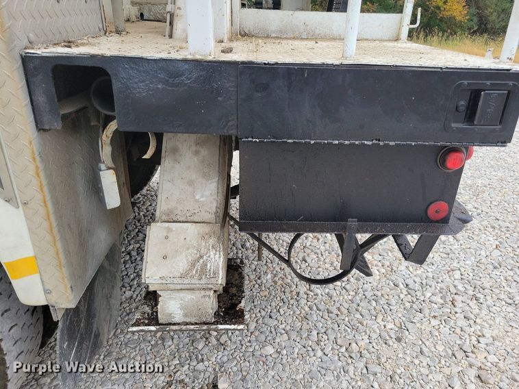 image for item LO9831 2001 International 4800  digger derrick truck