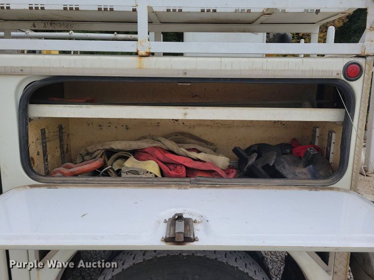 image for item LO9831 2001 International 4800  digger derrick truck