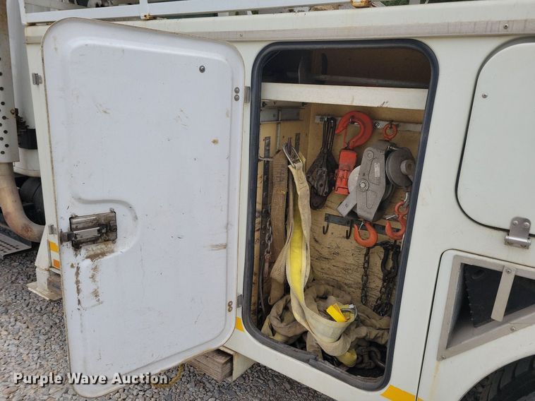 image for item LO9831 2001 International 4800  digger derrick truck