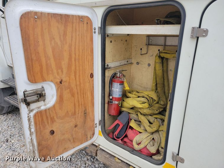 image for item LO9831 2001 International 4800  digger derrick truck