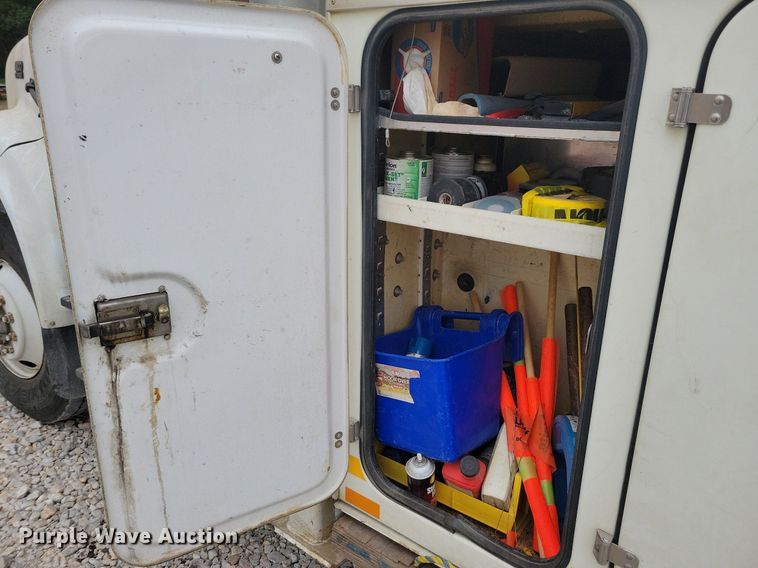 image for item LO9831 2001 International 4800  digger derrick truck