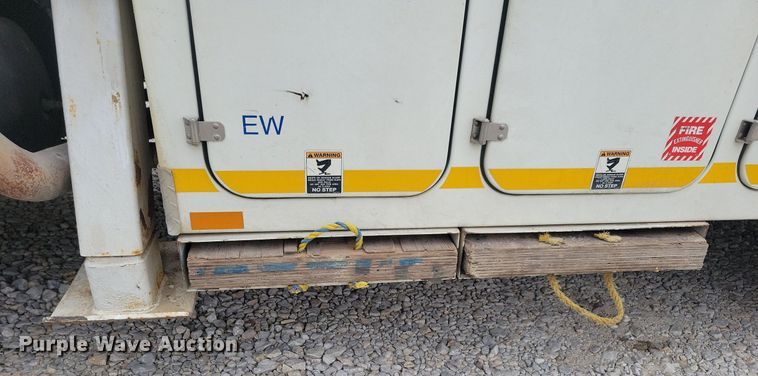 image for item LO9831 2001 International 4800  digger derrick truck