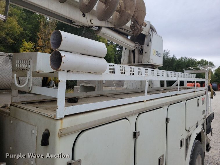 image for item LO9831 2001 International 4800  digger derrick truck