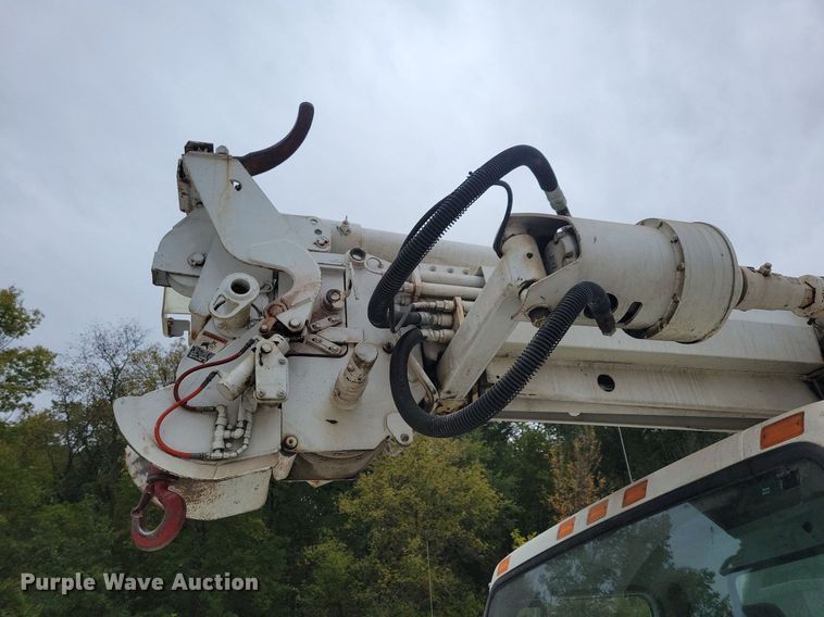 image for item LO9831 2001 International 4800  digger derrick truck