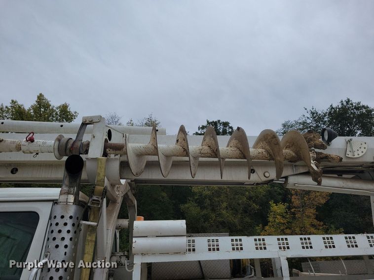 image for item LO9831 2001 International 4800  digger derrick truck