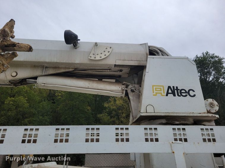 image for item LO9831 2001 International 4800  digger derrick truck