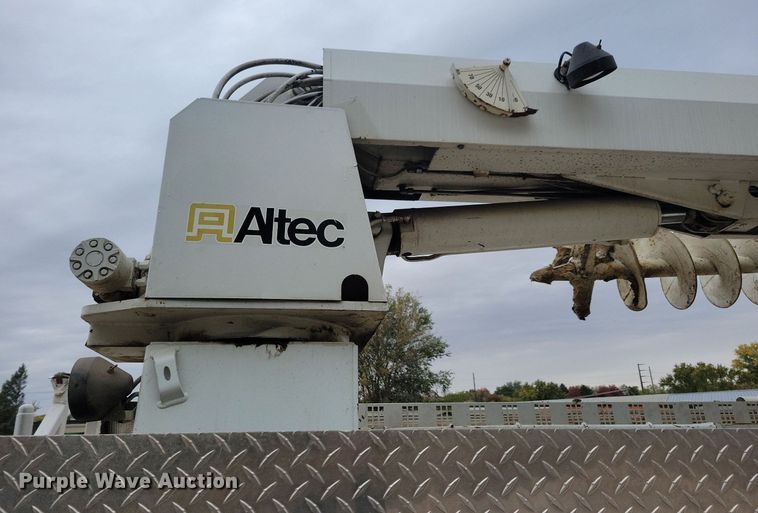 image for item LO9831 2001 International 4800  digger derrick truck