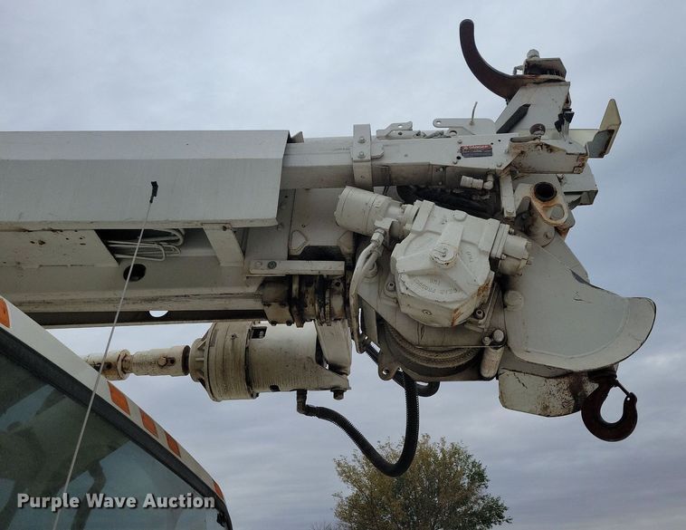 image for item LO9831 2001 International 4800  digger derrick truck