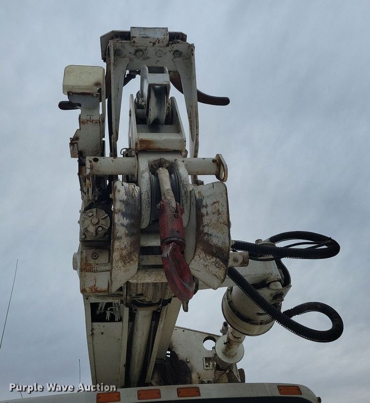 image for item LO9831 2001 International 4800  digger derrick truck