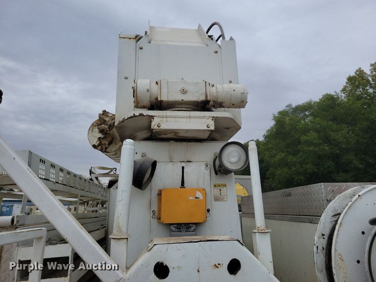 image for item LO9831 2001 International 4800  digger derrick truck