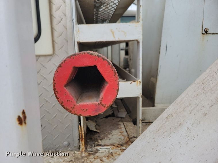 image for item LO9831 2001 International 4800  digger derrick truck