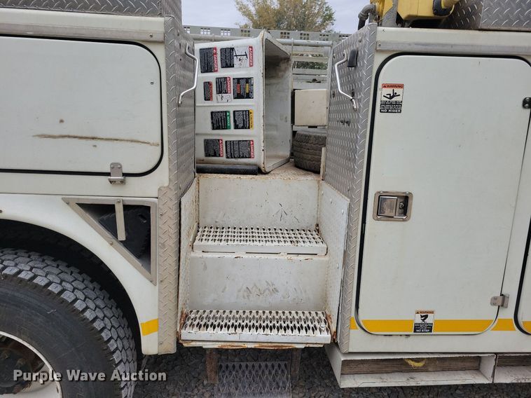 image for item LO9831 2001 International 4800  digger derrick truck