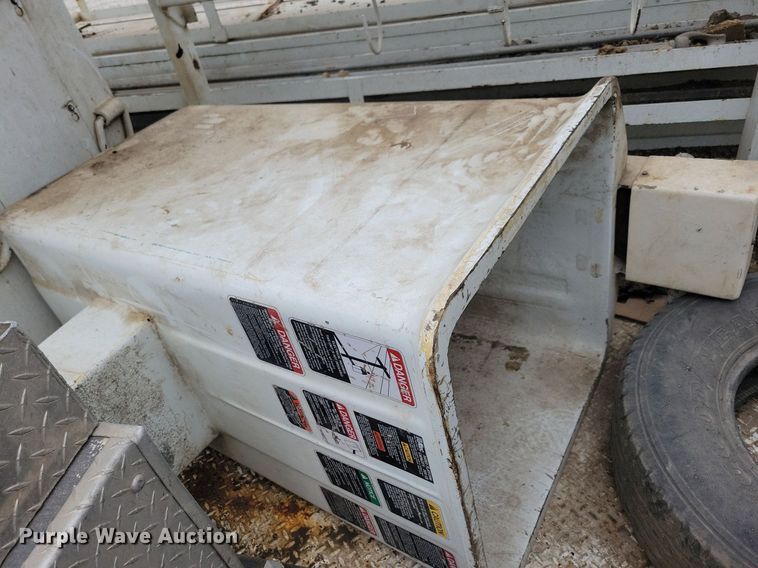 image for item LO9831 2001 International 4800  digger derrick truck