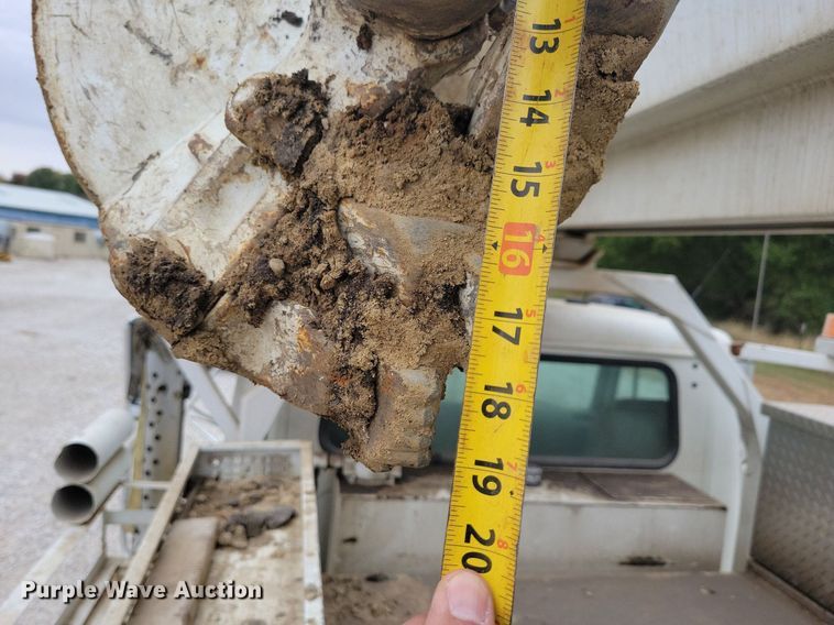 image for item LO9831 2001 International 4800  digger derrick truck