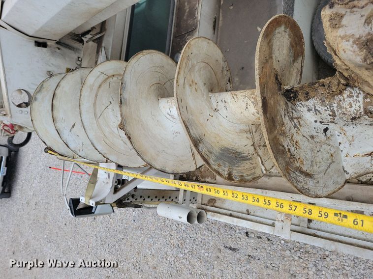 image for item LO9831 2001 International 4800  digger derrick truck