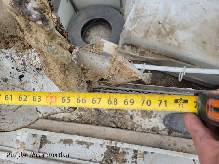 image for item LO9831 2001 International 4800  digger derrick truck