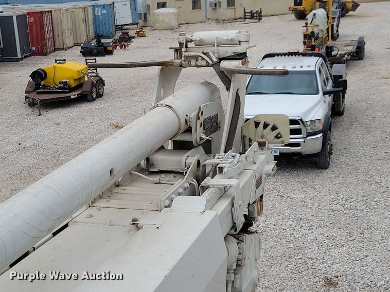 image for item LO9831 2001 International 4800  digger derrick truck