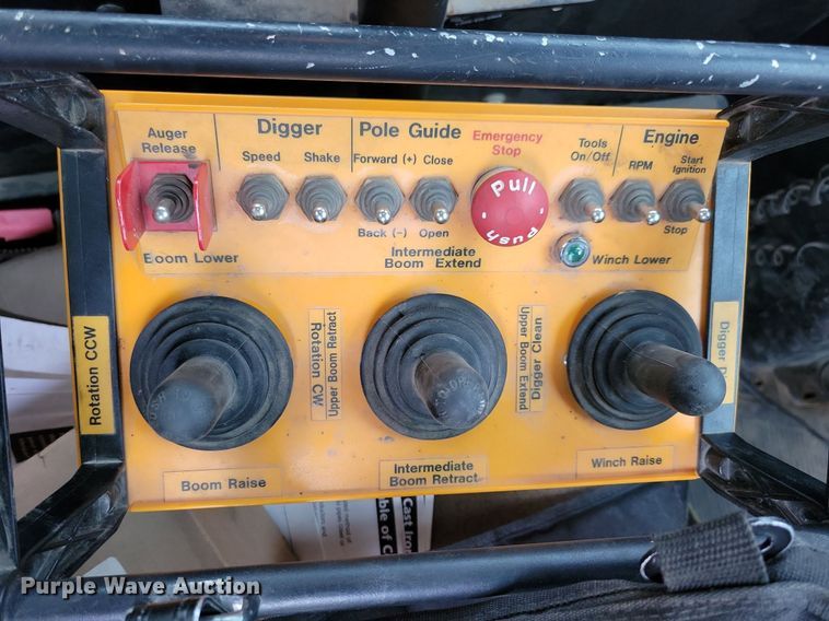 image for item LO9831 2001 International 4800  digger derrick truck