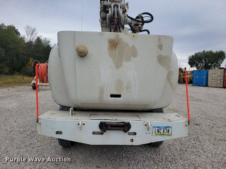 image for item LO9831 2001 International 4800  digger derrick truck