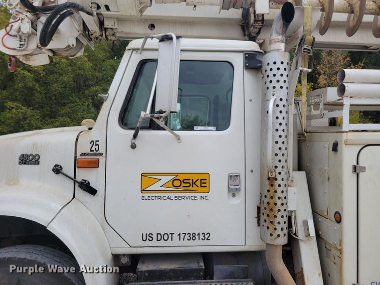 image for item LO9831 2001 International 4800  digger derrick truck