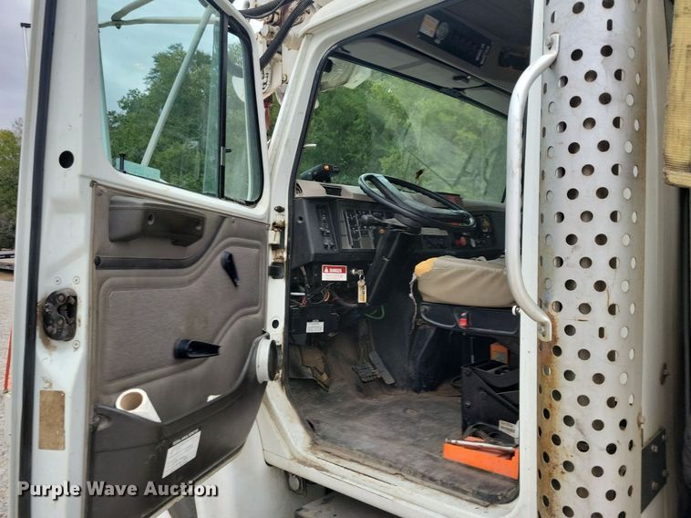 image for item LO9831 2001 International 4800  digger derrick truck