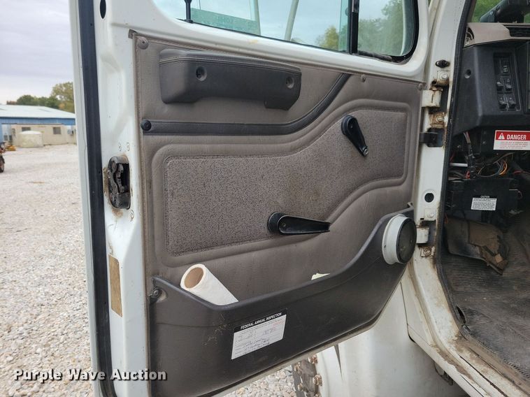 image for item LO9831 2001 International 4800  digger derrick truck