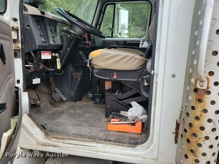 image for item LO9831 2001 International 4800  digger derrick truck