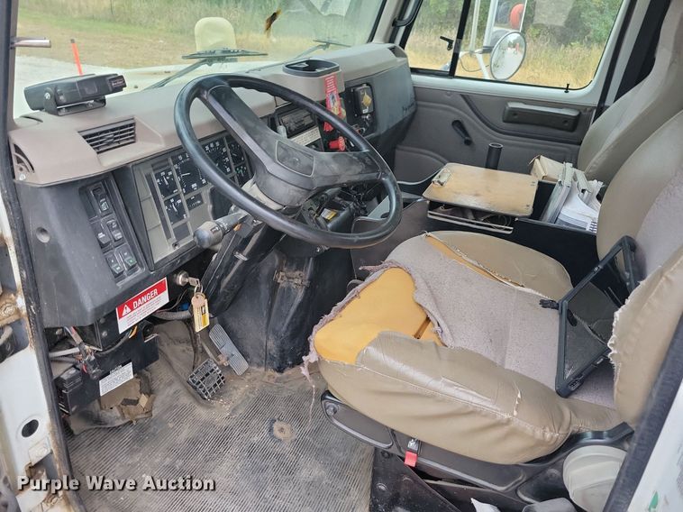 image for item LO9831 2001 International 4800  digger derrick truck