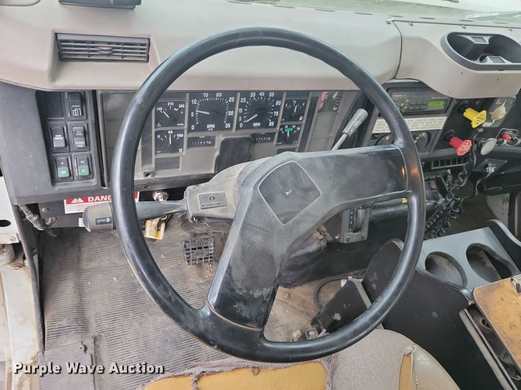 image for item LO9831 2001 International 4800  digger derrick truck