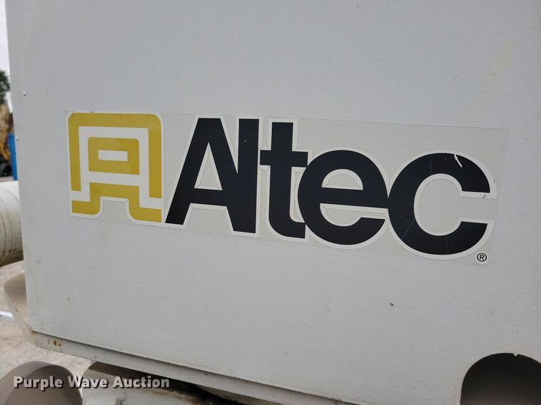 image for item LO9831 2001 International 4800  digger derrick truck