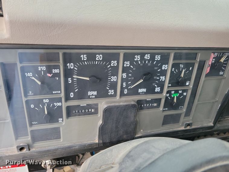 image for item LO9831 2001 International 4800  digger derrick truck