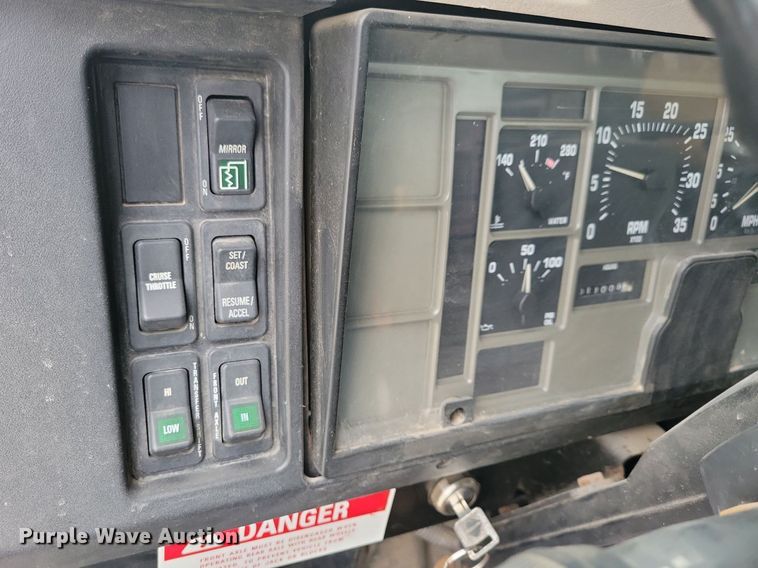 image for item LO9831 2001 International 4800  digger derrick truck