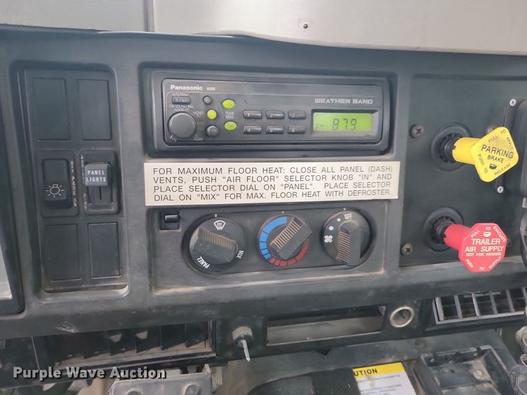 image for item LO9831 2001 International 4800  digger derrick truck