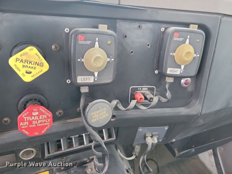 image for item LO9831 2001 International 4800  digger derrick truck