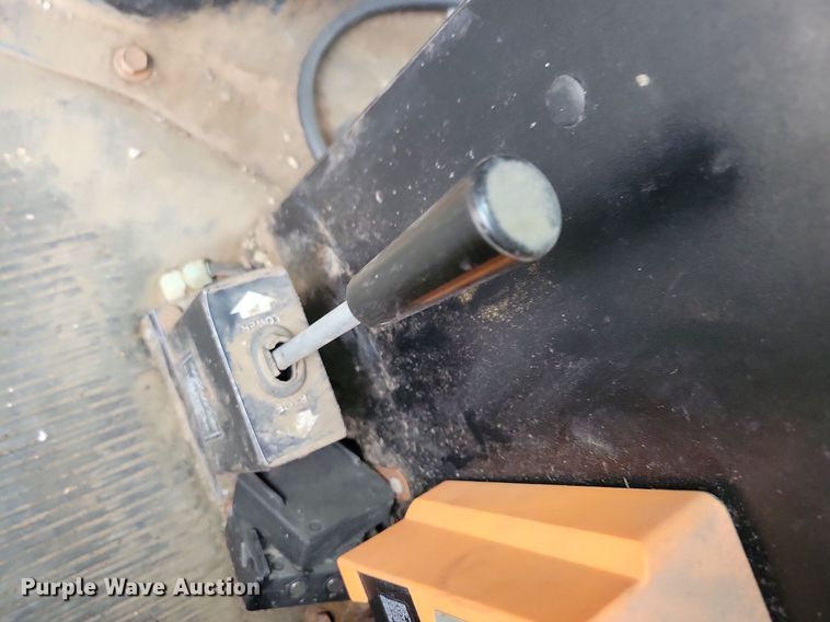 image for item LO9831 2001 International 4800  digger derrick truck