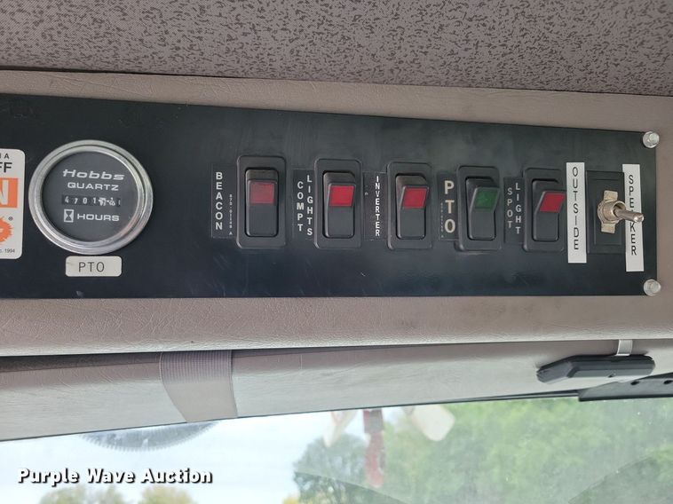 image for item LO9831 2001 International 4800  digger derrick truck