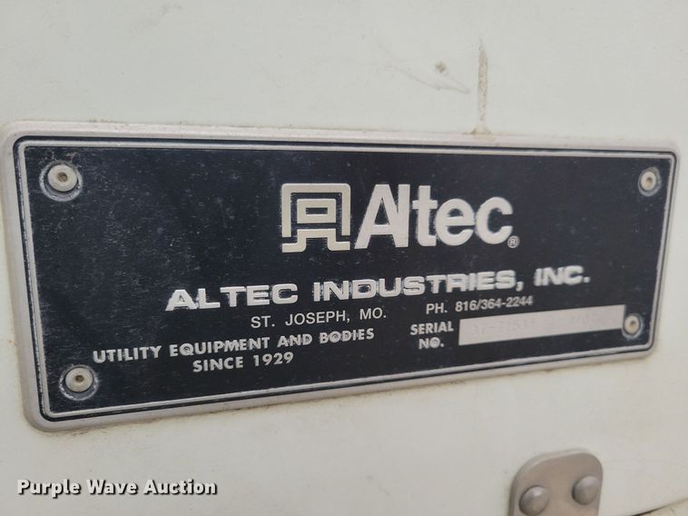 image for item LO9831 2001 International 4800  digger derrick truck