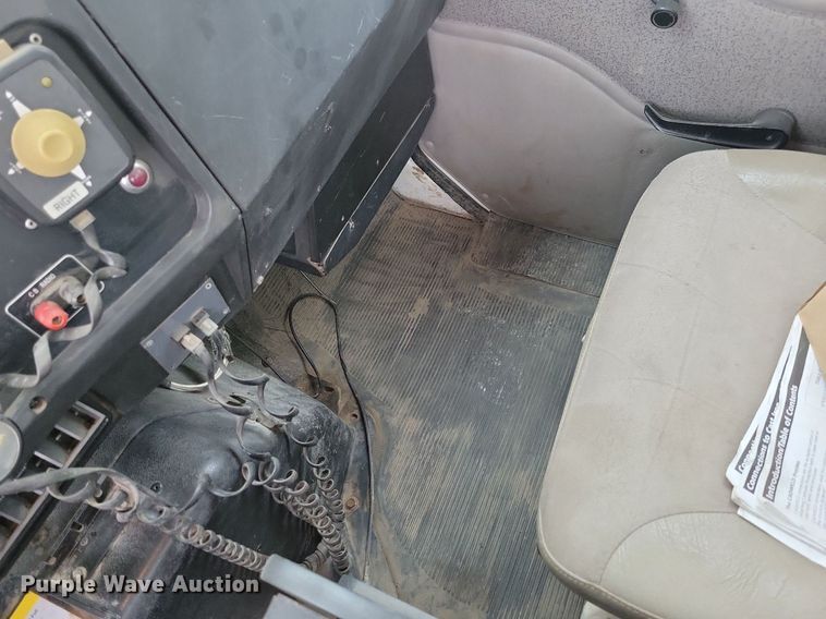 image for item LO9831 2001 International 4800  digger derrick truck